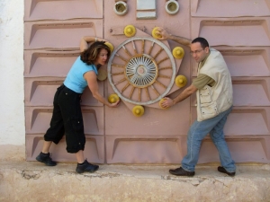 Reportage Tunisie - Adel & Nath - Roue porte maison troglodyte